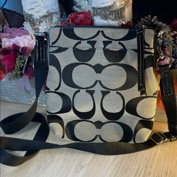 💙 Coach Signature Black and Tan Shoulder Bag - Picture 2 of 13